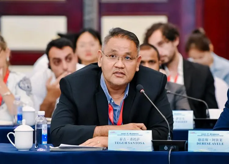 Peran Media Siber dalam Meningkatkan Pendidikan di Indonesia: Pandangan Dr. Teguh Santosa