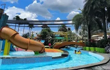 5 Destinasi Kolam Renang Terbaik di Jawa Barat untuk Liburan Keluarga
