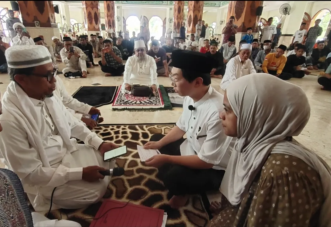 Pria Tiongkok Masuk Islam di Masjid Agung Luwu Demi Cinta