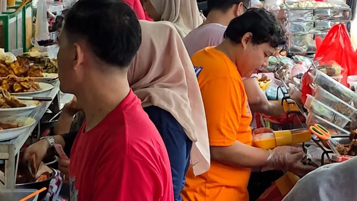 Ratusan Warga Serbu Bazar Takjil Ramadan di Benhil