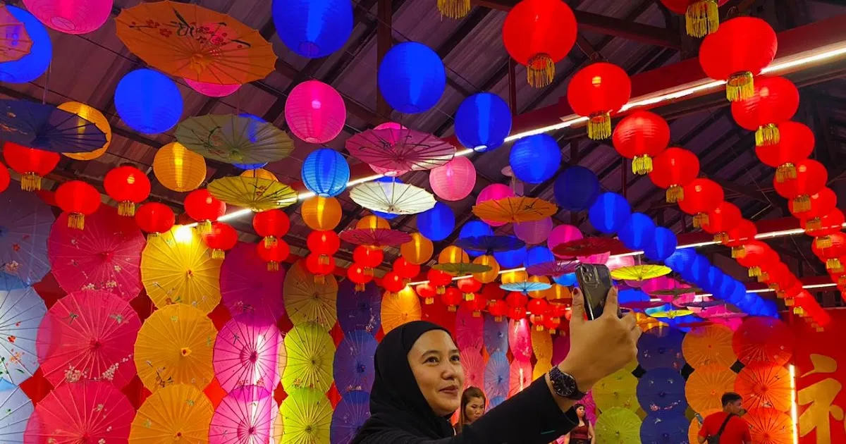 Lampion Raksasa Vihara Sungai Kakap Menjadi Daya Tarik Perayaan Imlek 2026