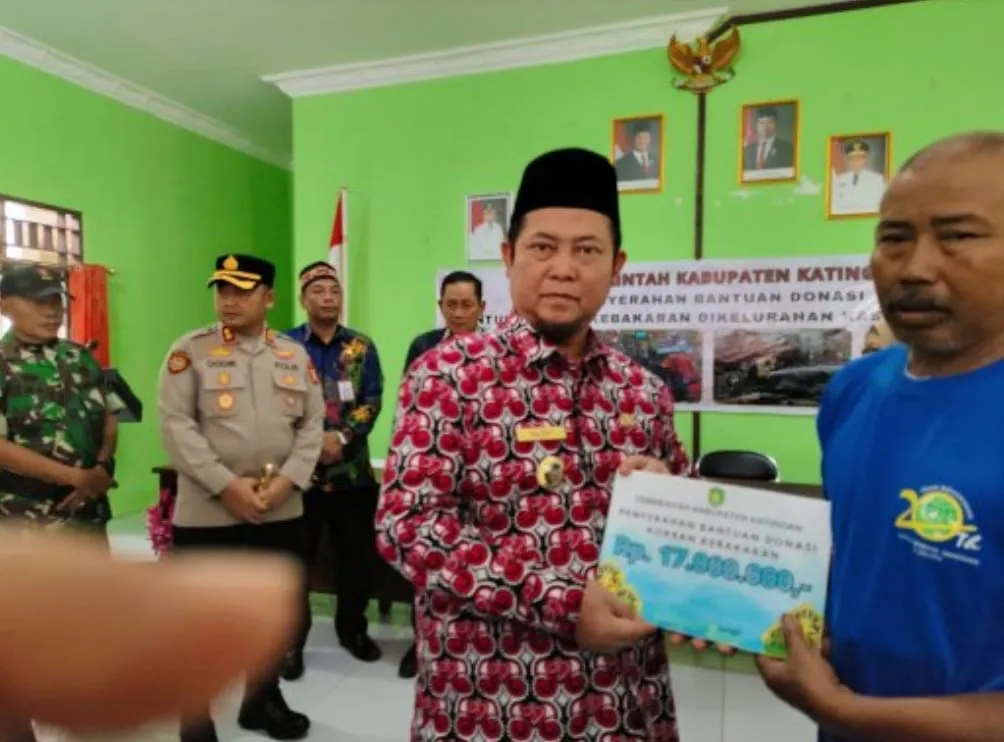 Bupati Katingan Serahkan Bantuan Rp17 Juta untuk Korban Kebakaran Pasar Kasongan