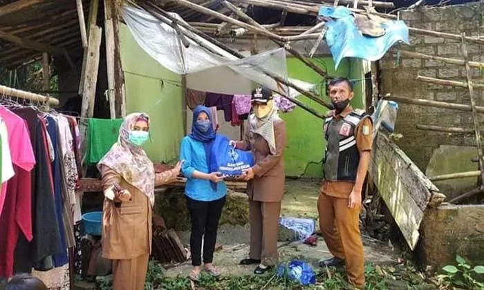 Camat Warudoyong Tinjau Perbaikan Rumah Roboh Akibat Cuaca Ekstrem
