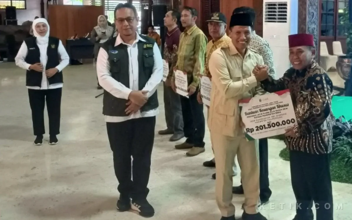 Gubernur Khofifah Salurkan Bantuan Jatim Puspa Plus untuk Warga Tulungagung