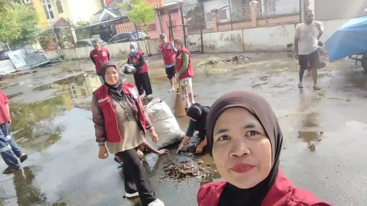 Warga Buakana Gelar Kerja Bakti Bersihkan Lapangan Tenis dari Sampah