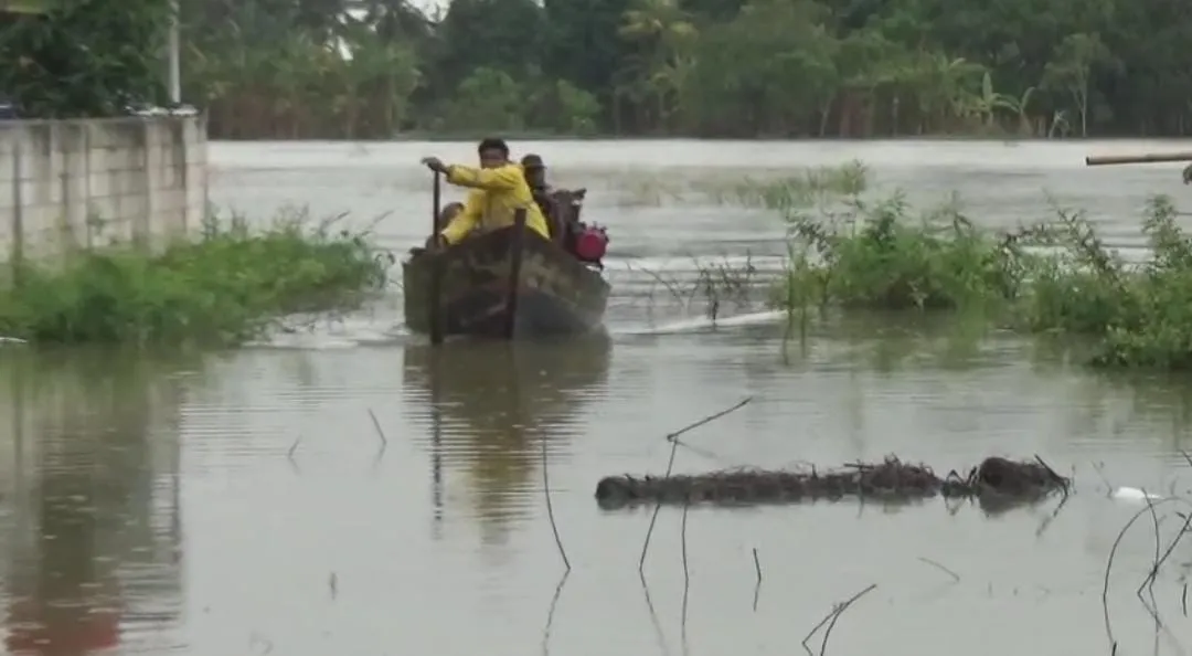 Perahu Jadi Solusi Transportasi Warga di Tengah Banjir Bekasi
