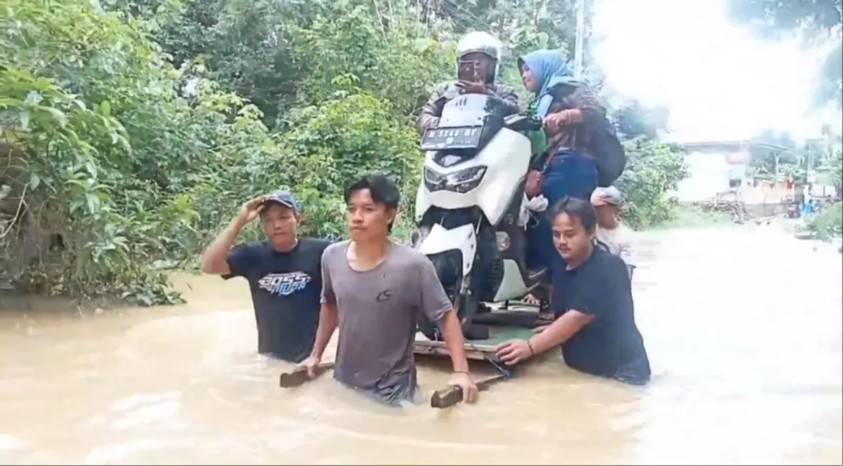 Banjir Melanda Tiga Desa di Sampang, Akses Jalan Utama Terputus
