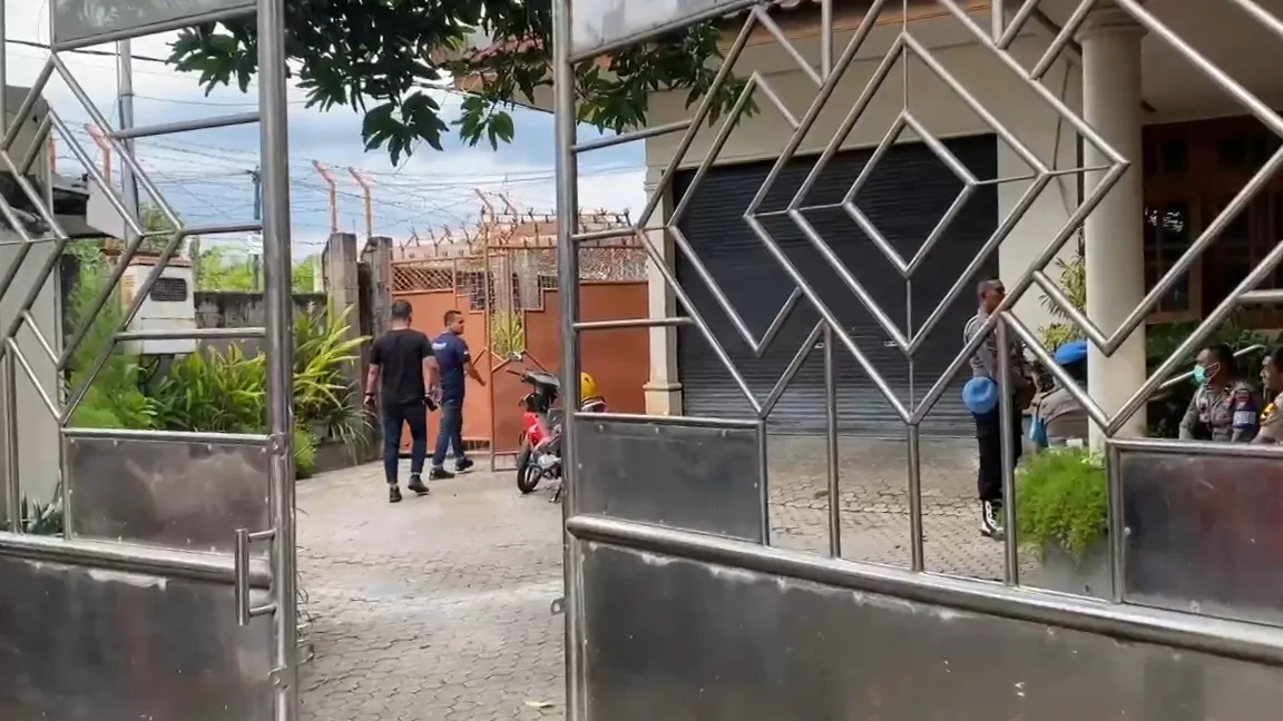 Bareskrim Sita Emas Kuno saat Geledah Rumah Mewah di Nganjuk