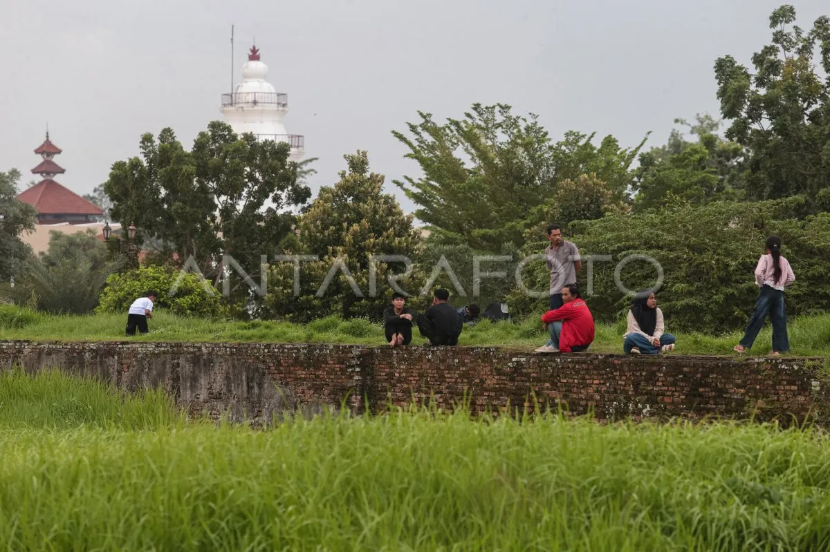 Warga Serang Nikmati Ngabuburit di Banten Lama
