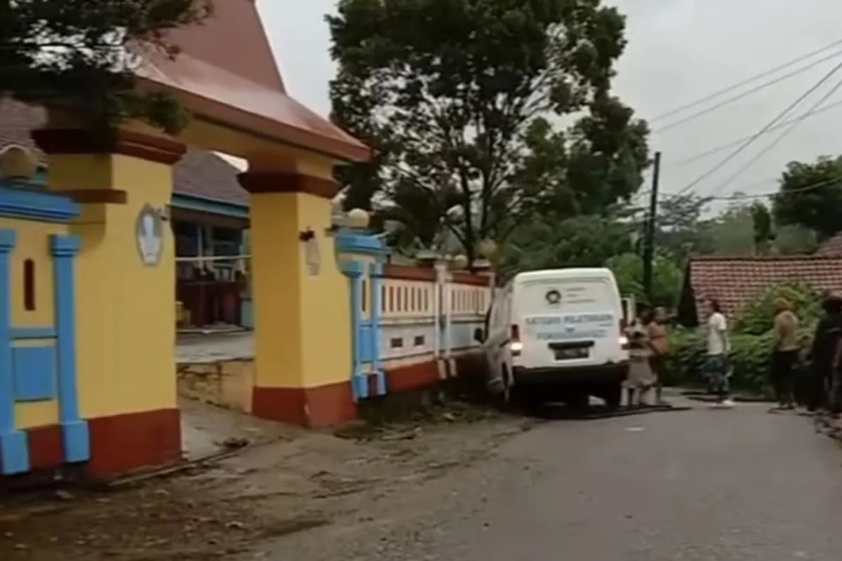 Sopir Mobil MBG Tabrak Gerbang SD di Kebumen, Mengamuk dan Serang Warga