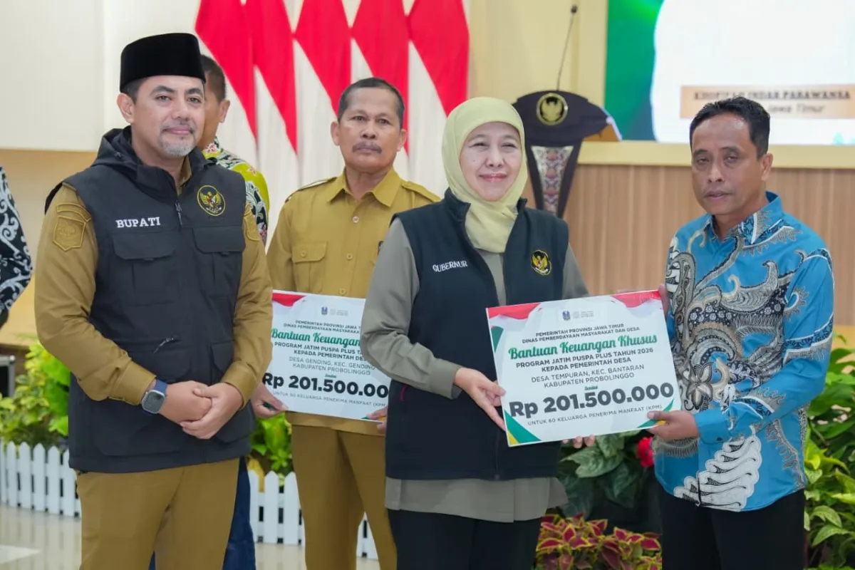 Gubernur Khofifah Salurkan Bantuan Sosial Rp16,1 M untuk Warga Probolinggo Terdampak Banjir