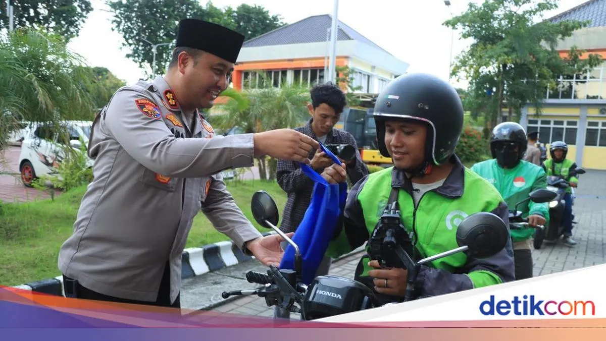 Keceriaan Warga Gresik Terima Takjil dari Polisi