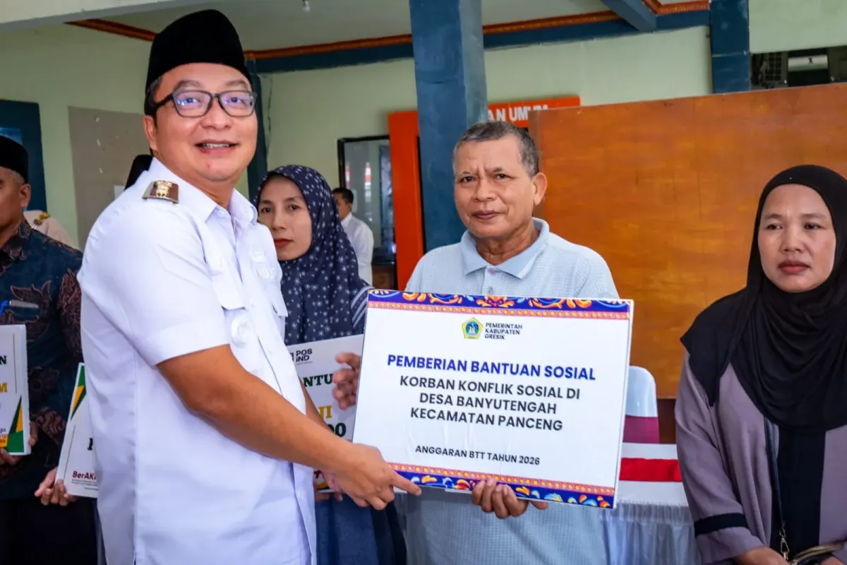 Pemkab Gresik Berikan Bantuan Sosial bagi Korban Konflik di Banyutengah