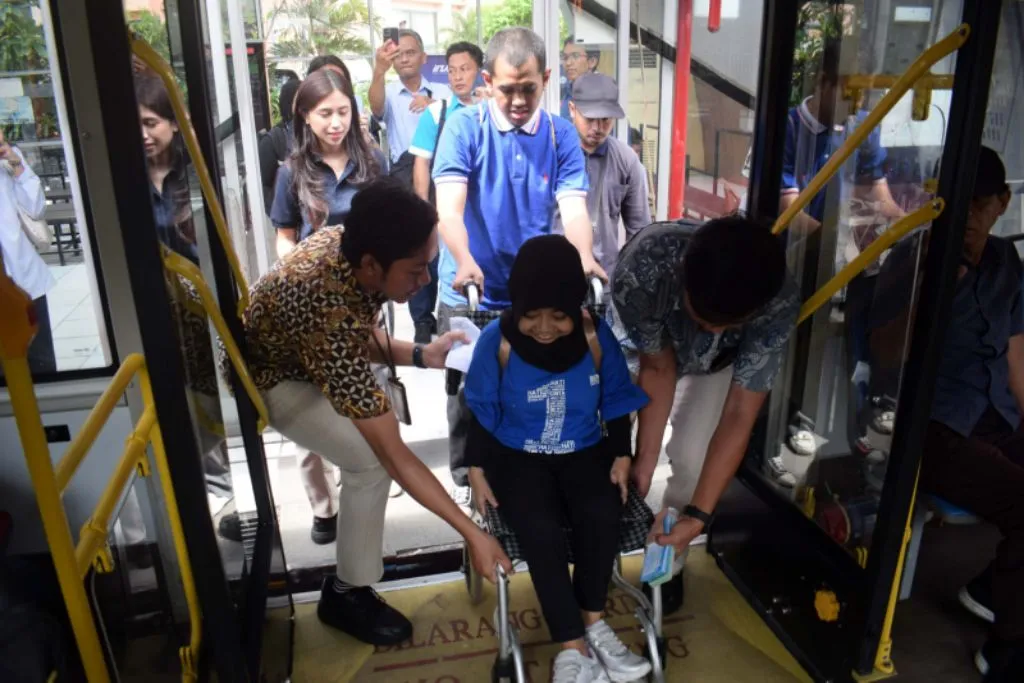 INVI Ajak Masyarakat Semarang Ngabuburit dengan Bus Listrik dan Bagikan 1.100 Takjil