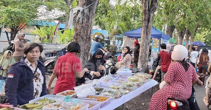 Jalan Cokroaminoto Probolinggo Dipadati Pembeli Takjil Ramadan
