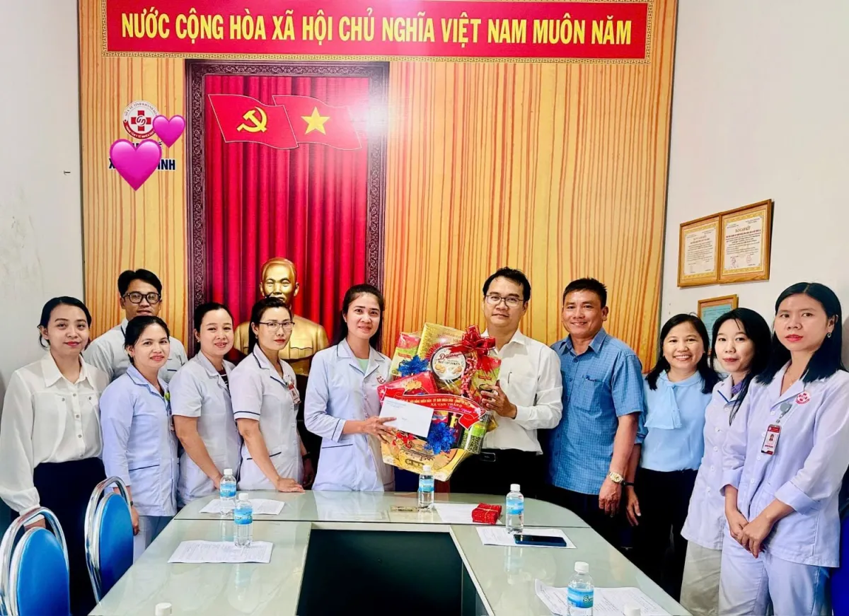 Apresiasi Komite Partai Van Thang untuk Tenaga Kesehatan pada Hari Dokter Vietnam