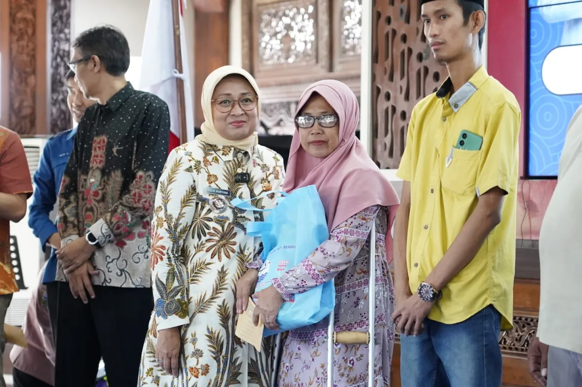 Bupati Lilis Berikan Bantuan untuk 300 Pekerja Sektor Informal Menjelang Ramadan