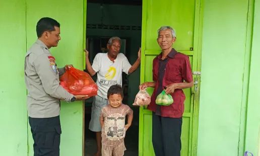 Bhabinkamtibmas Baciro Antar Bansos JSLU ke Pintu Rumah Lansia