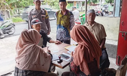 Bhabinkamtibmas Amankan Penyaluran Bantuan Sosial untuk Lansia di Timbulharjo