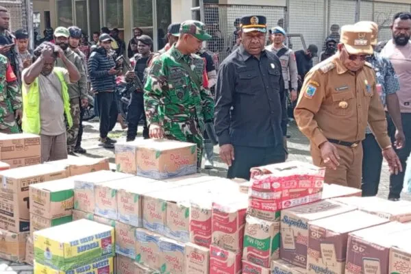 Bupati Puncak Serahkan Bantuan untuk Pengungsi di Puncak Jaya Bersama TNI-Polri