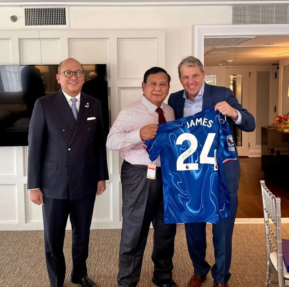 Prabowo Terima Jersey Reece James dalam Pertemuan dengan Pengusaha AS
