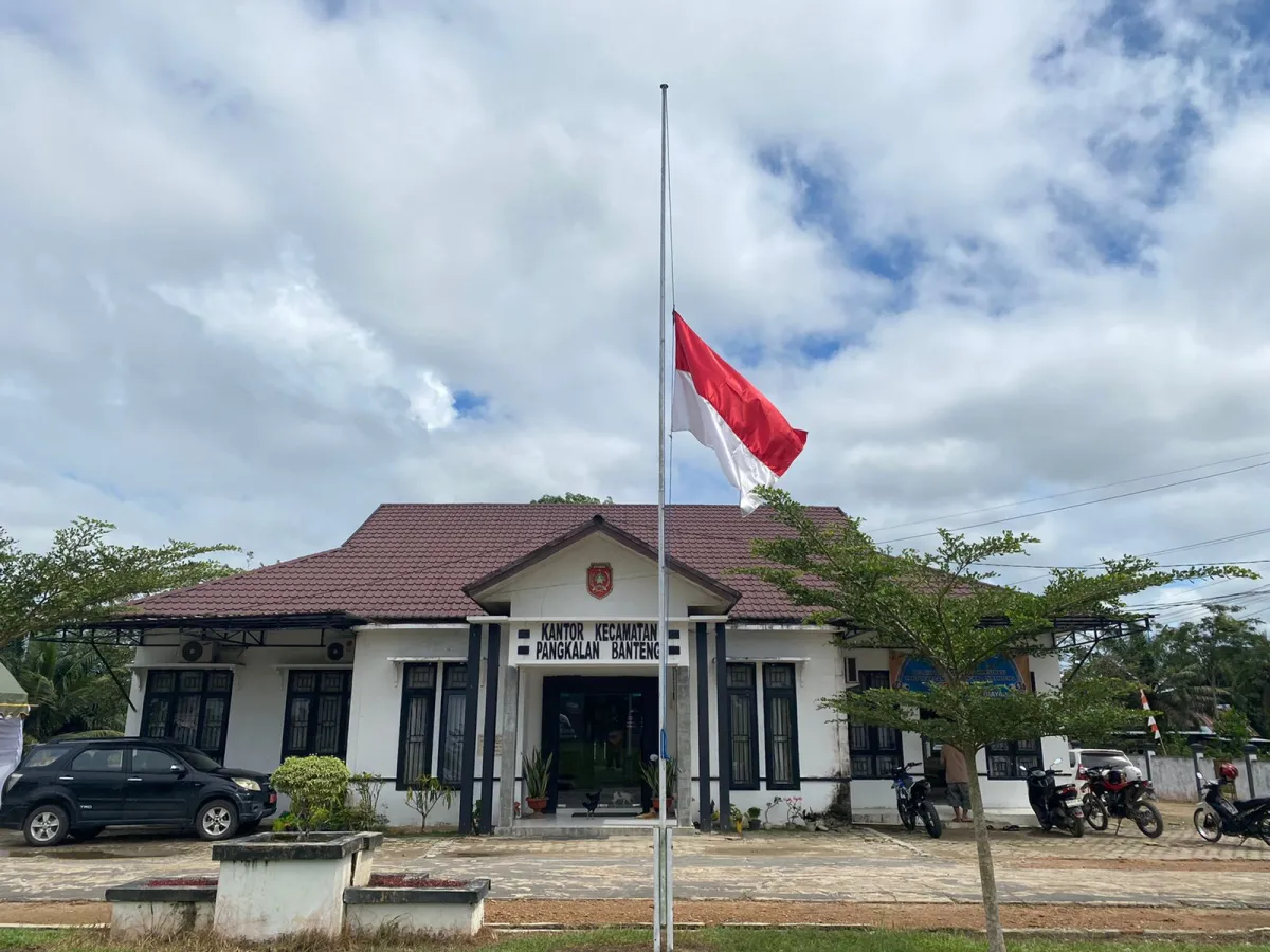 Kabar Duka, Kobar Kibarkan Bendera Setengah Tiang Hormati Wafatnya Pangeran Muasjidinsyah
