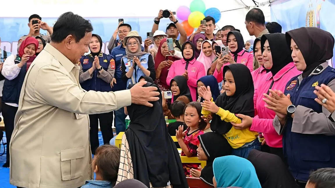 Presiden Prabowo Tinjau Pengungsi dan Pembangunan Huntara di Agam