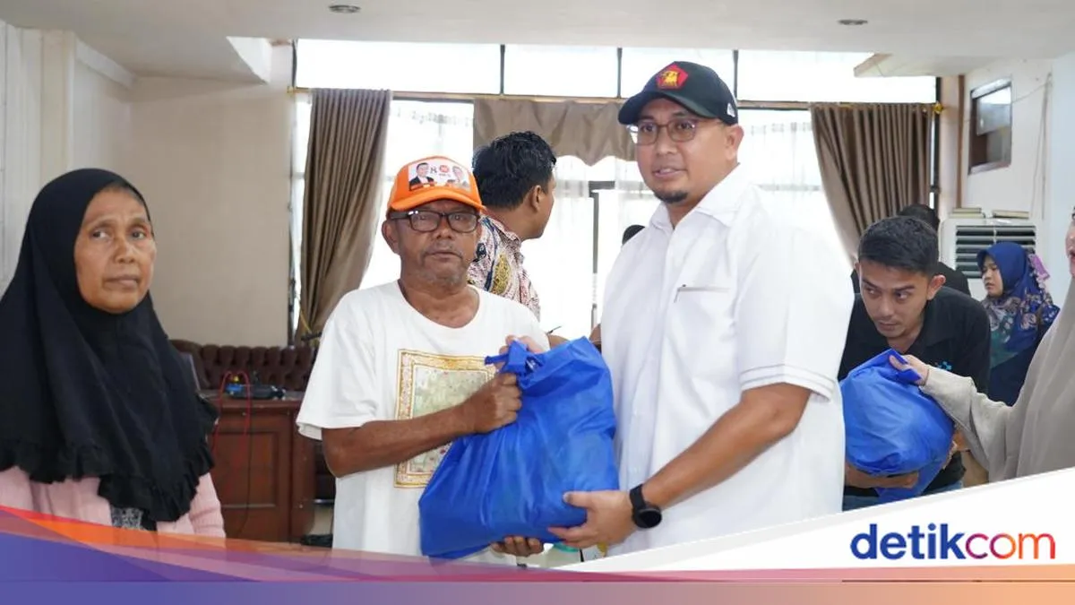 Andre Rosiade Salurkan 5.000 Paket Sembako Menyambut Ramadan di Pariaman