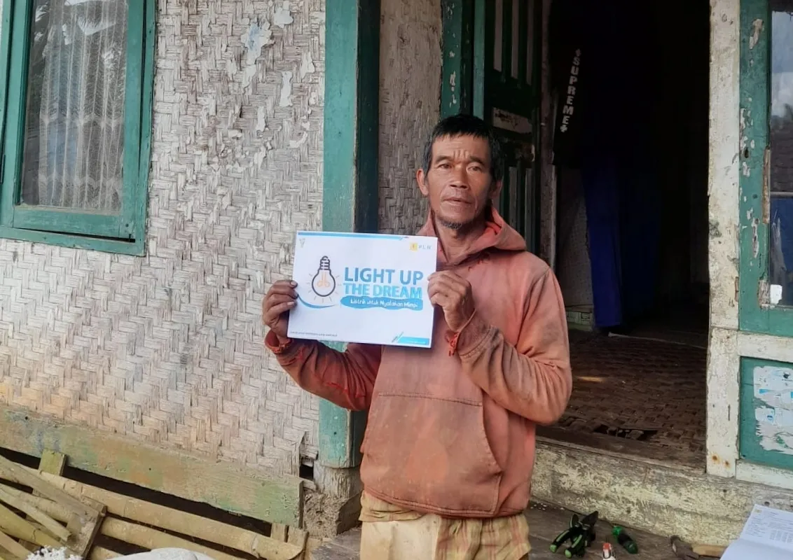 PLN Sukabumi Terangi Kehidupan Rahman Melalui Program Light Up The Dream