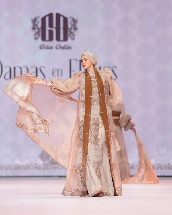 Koleksi Damas en Fleurs Gita Orlin: Perpaduan Tenun Ikat dan Motif Prancis untuk Hari Raya