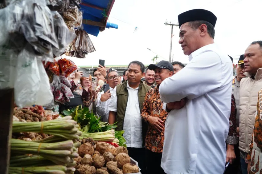 Mentan Amran Sidak Pasar Kebayoran Tanggapi Kenaikan Harga Pangan