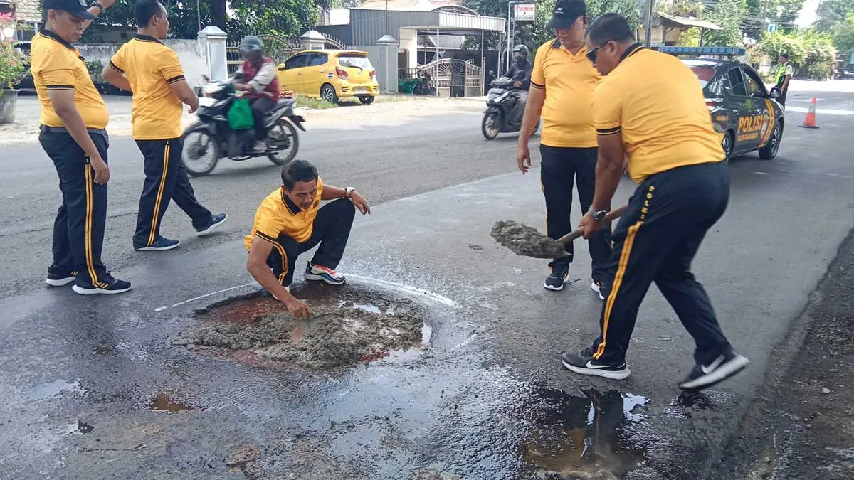 Polsek Balongbendo Lakukan Penambalan Jalan Berlubang