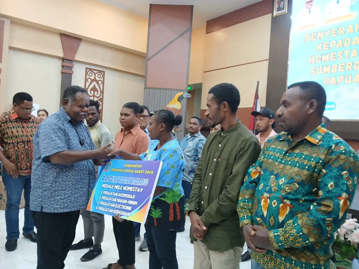 Gubernur Serahkan Bantuan untuk 17 Pengelola Homestay di Papua Barat Daya