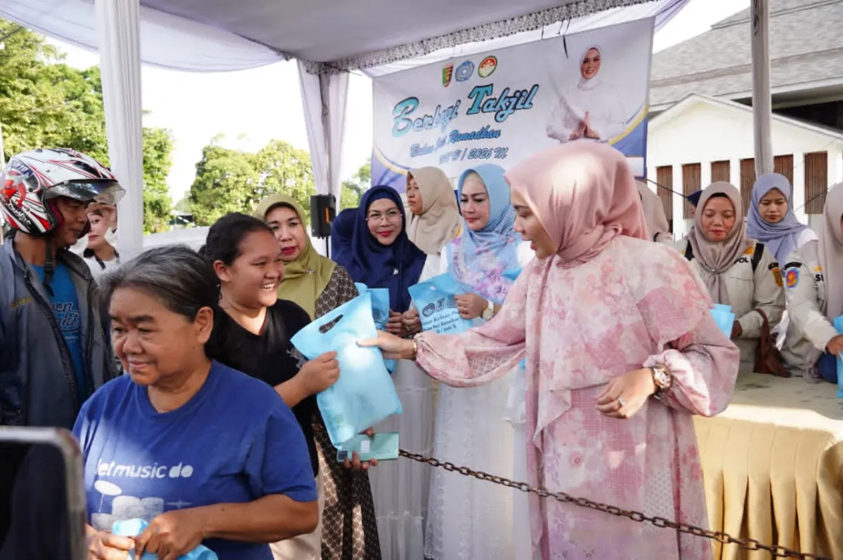 PKK dan DWP Lampung Gelar Pembagian Takjil untuk Masyarakat