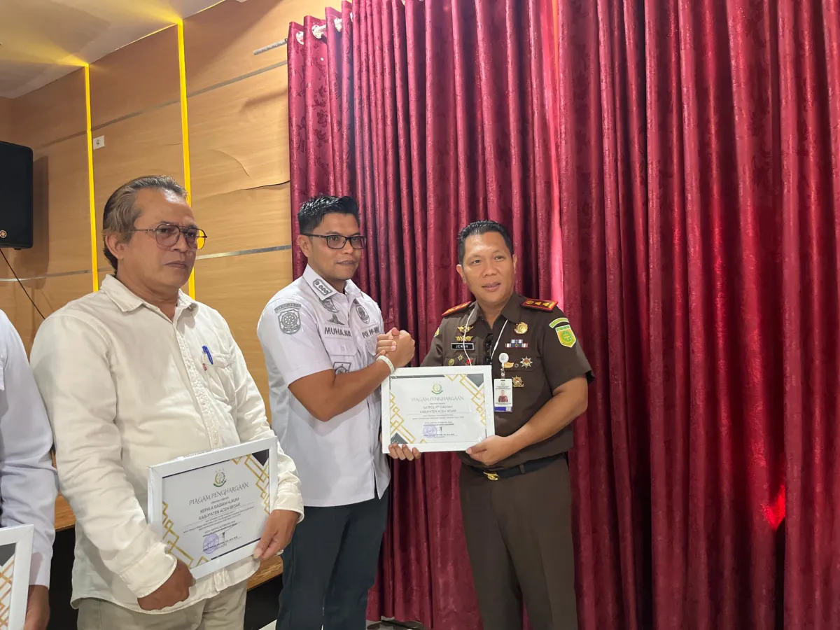 Kajari Aceh Besar Berikan Penghargaan kepada Instansi Pendukung Penegakan Hukum