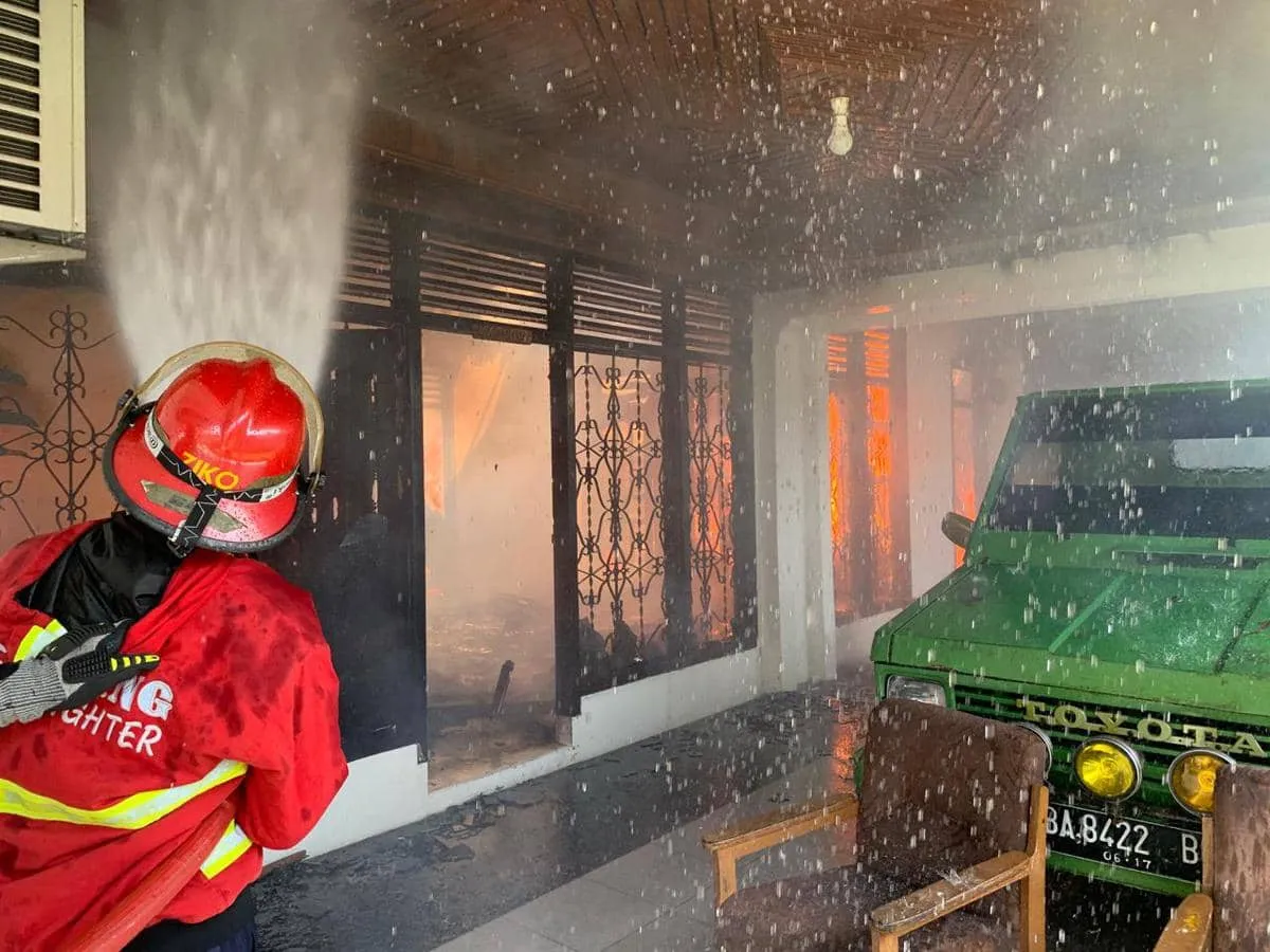 Kebakaran Rumah PNS di Padang, 70 Personel Damkar Dikerahkan