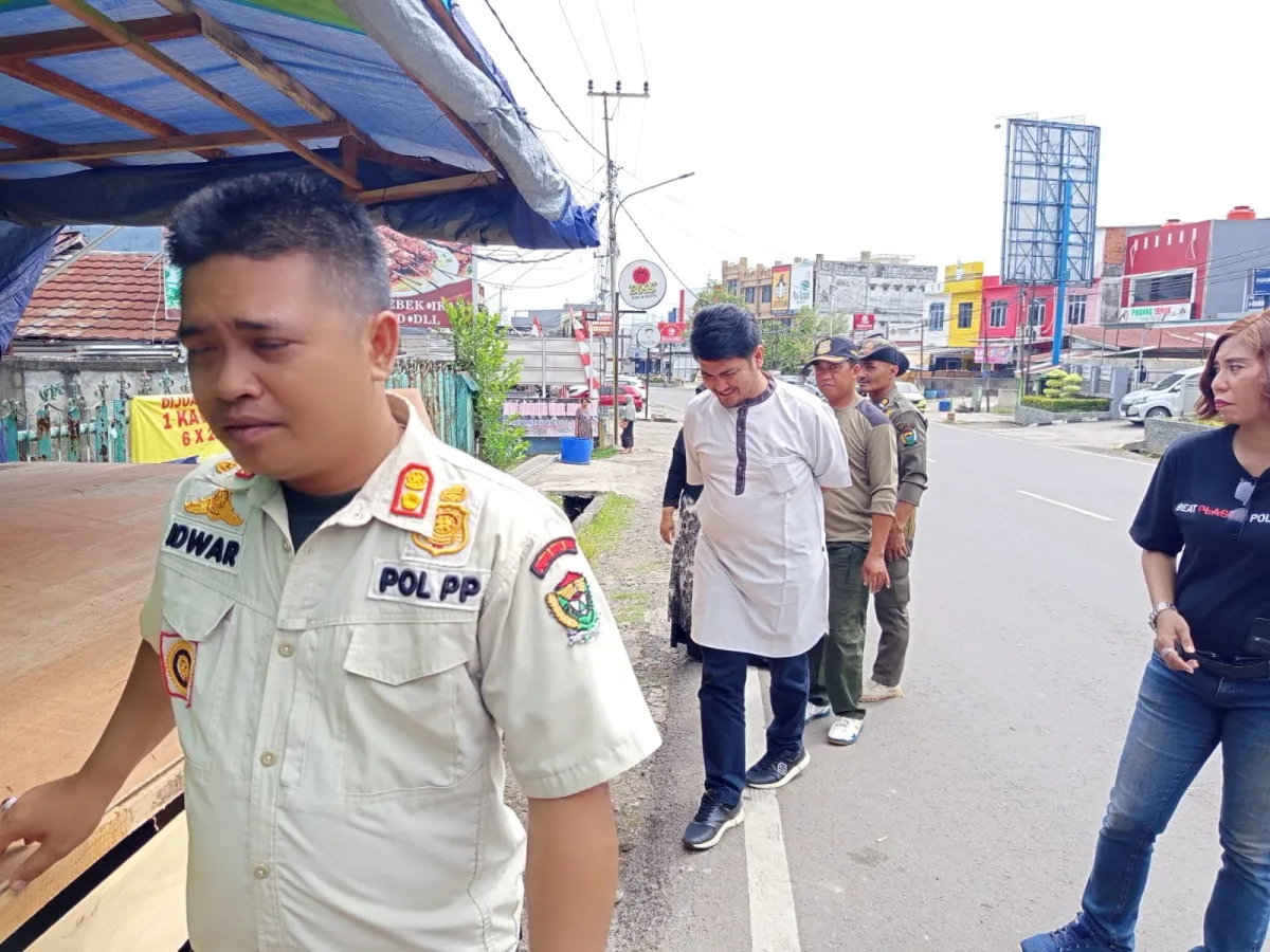 Satpol PP dan Kecamatan Muara Enim Tertibkan Lapak Liar di Fasilitas Umum