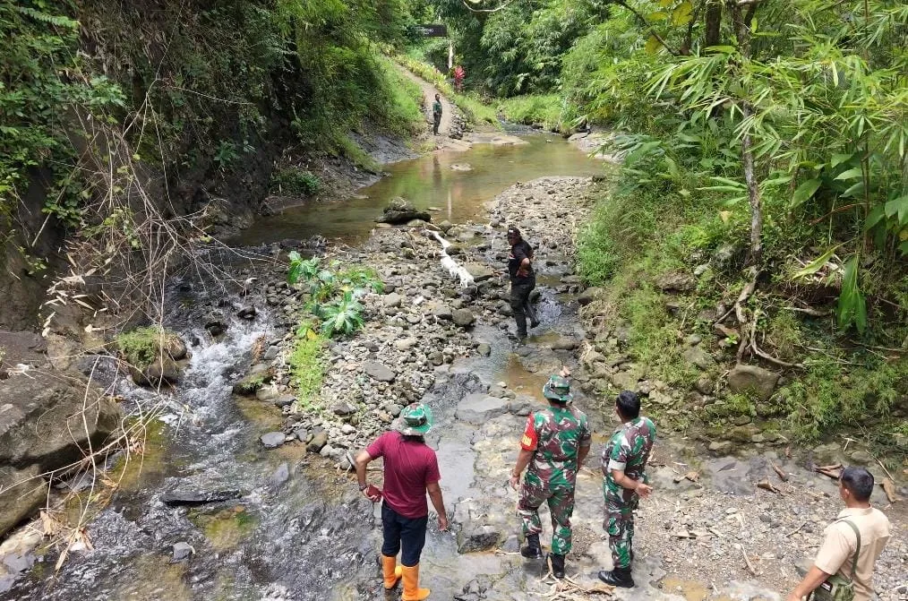 Komandan TNI Menyusuri Mata Air untuk Program Pipanisasi Desa Somagede