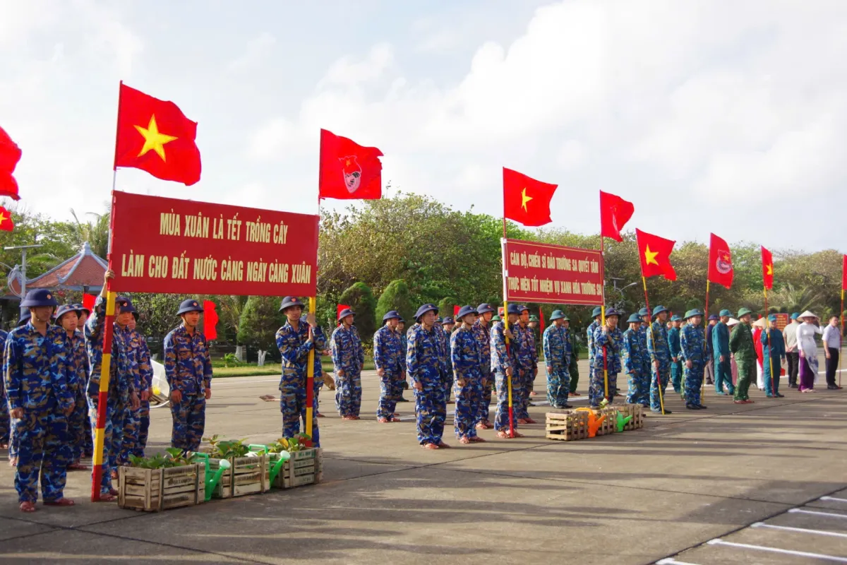 Festival Penanaman Pohon di Truong Sa: Warga dan Tentara Bersatu untuk Lingkungan