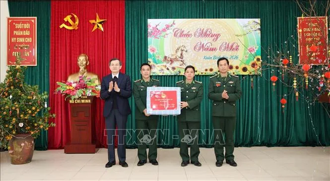 Kunjungan Direktur Akademi Politik Nasional Ho Chi Minh dan Pemberian Hadiah Tet di Lai Chau