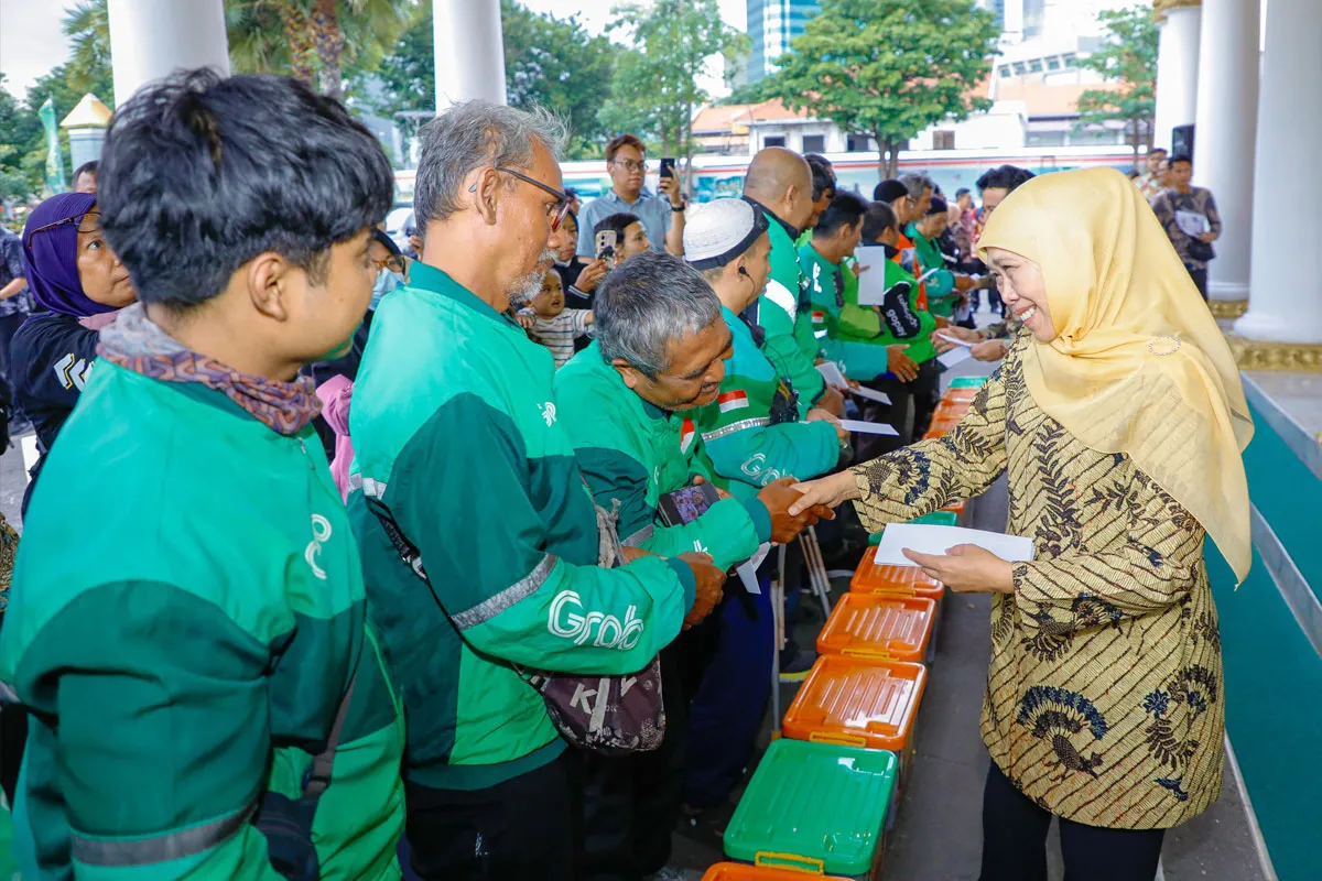 Khofifah dan Emil Rayakan Satu Tahun Kepemimpinan dengan Santunan untuk Anak Yatim dan Ojol