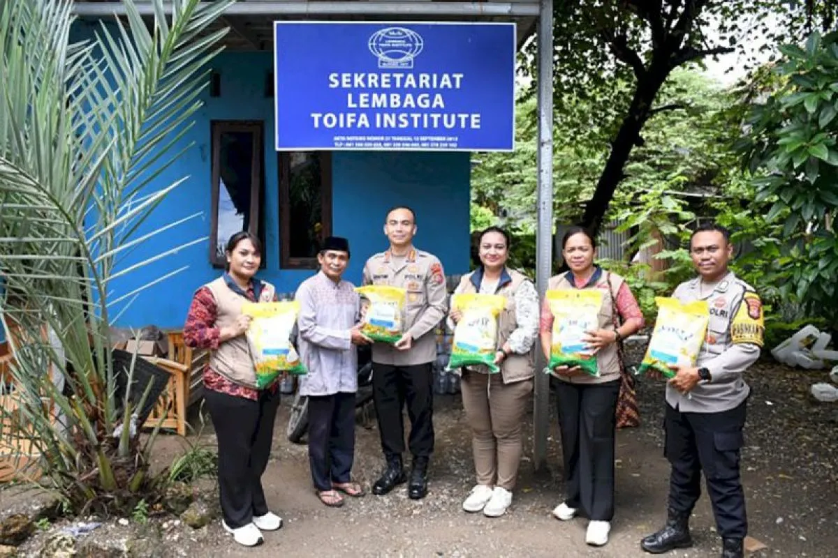 Polda NTT Salurkan Dua Ton Beras untuk 365 Keluarga di TTS