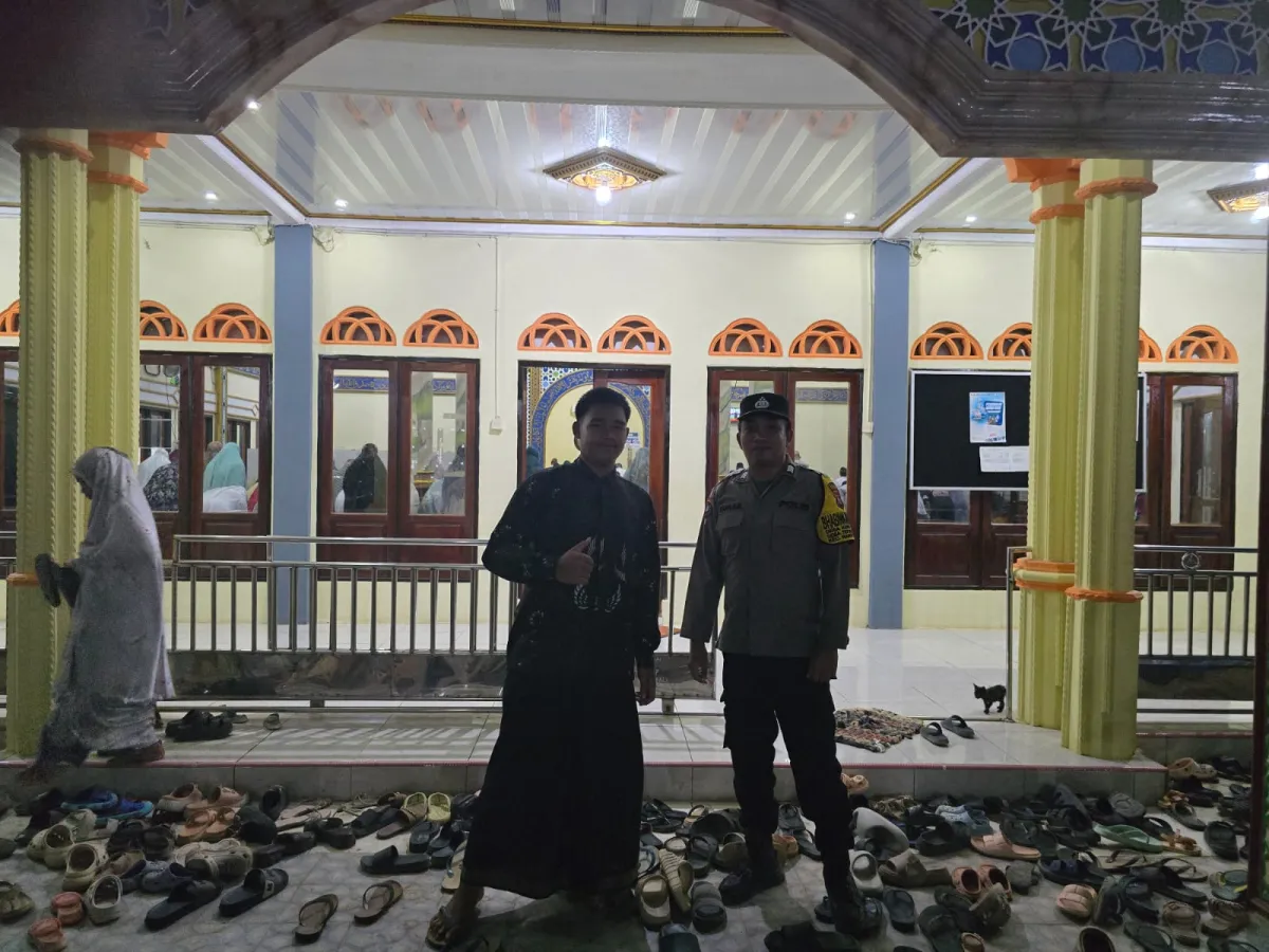 Polsek Rantau Pulung Amankan Ibadah Tarawih di Desa Mukti Jaya