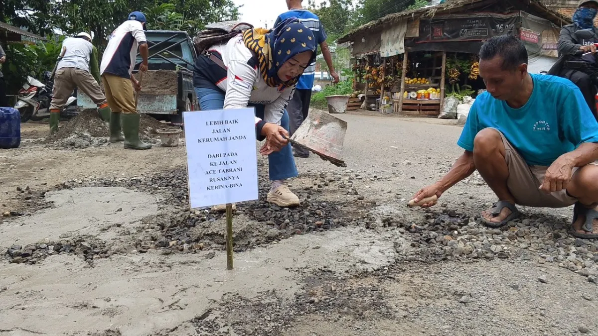 Warga Bersama Forum Komunikasi Bumi Putra Bogor Barat Tambal Jalan Secara Swadaya