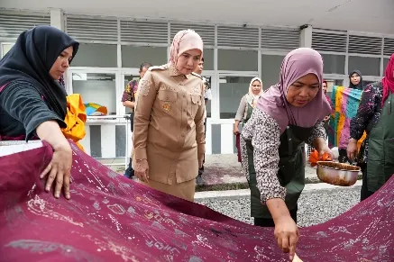 Dorong Kemandirian Perempuan, Aliyah Mustika Ilham Tinjau Pelatihan di Sentra Wirajaya