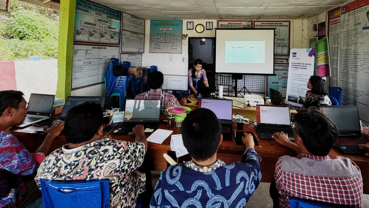 Pelatihan TIK untuk Perangkat Desa Hutabulu Mejan oleh Institut Teknologi Del