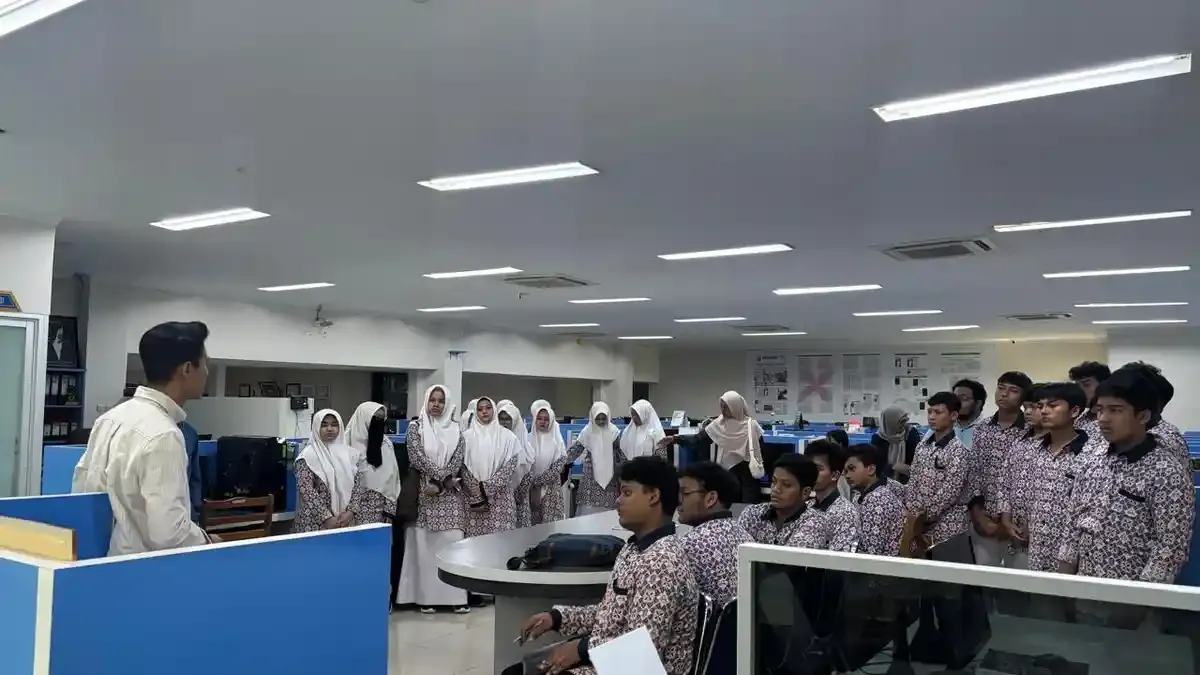 Kunjungan Edukatif Santri Dayah Samudera Pasai Madani ke Redaksi Serambi Indonesia
