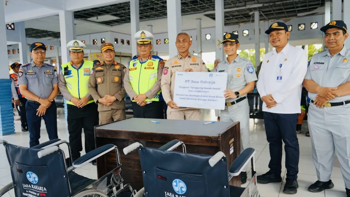 Jasa Raharja Serahkan Kursi Roda untuk Tingkatkan Aksesibilitas Terminal Baruga Kendari