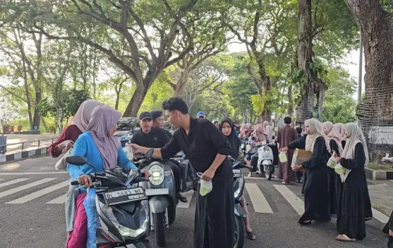 Forum Anak Kota Sabang Bagikan Ratusan Paket Takjil untuk Warga