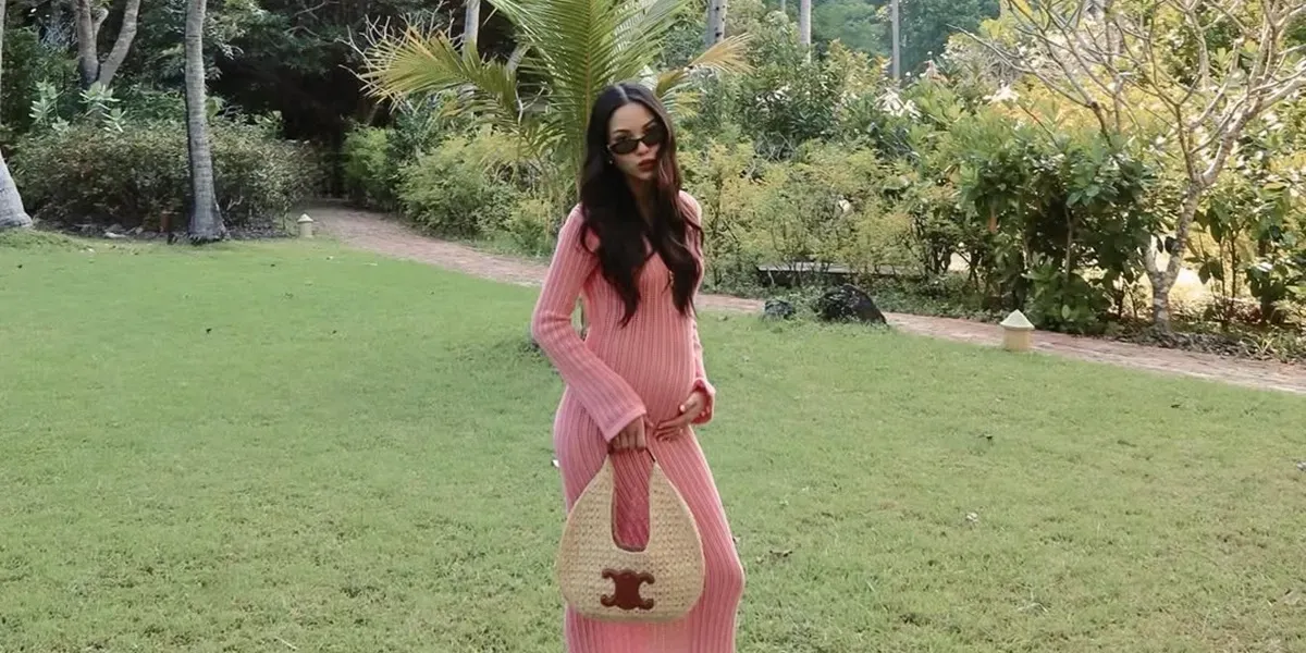 Gaya Modis Selebriti Hamil Saat Liburan